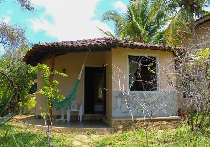 Bangalô independente cercado pela vegetação da pousada.