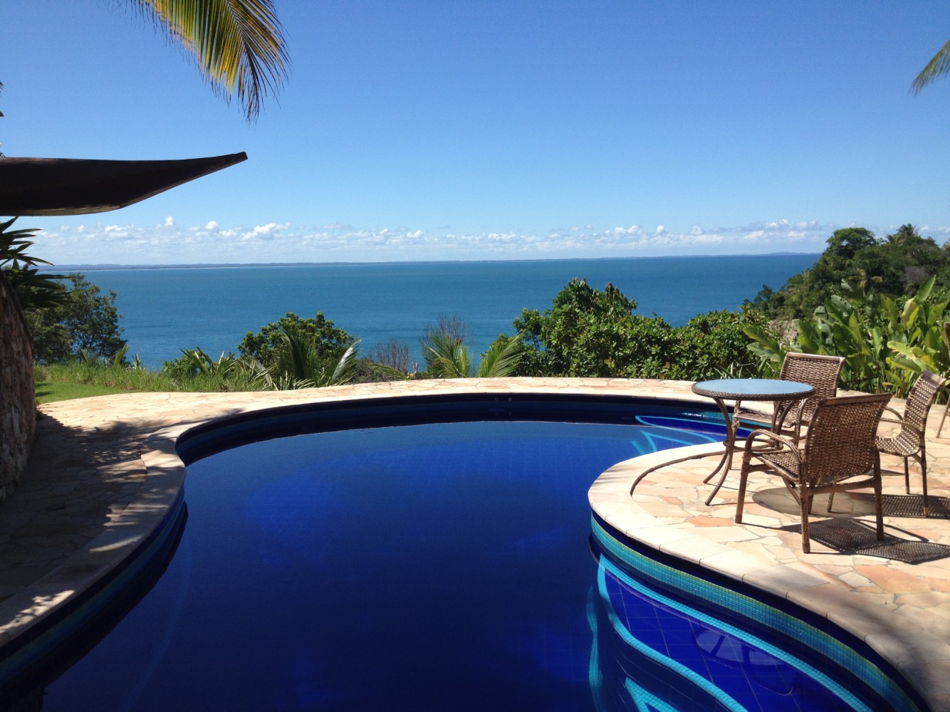 Piscina panorâmica com vista ao mar na Pousada Colibri