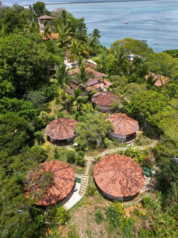 Vista aérea da Pousada Colibri cercada por natureza e mar