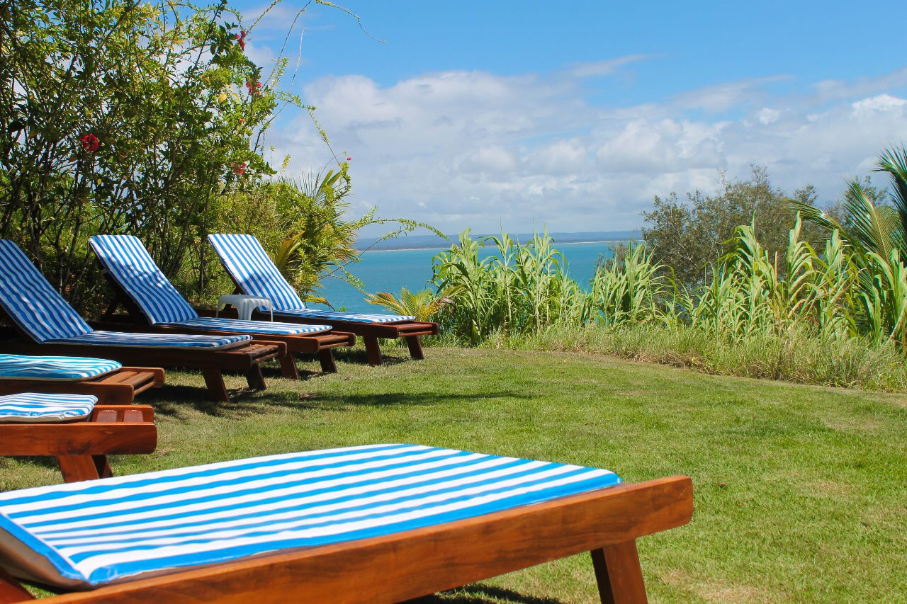 Espreguiçadeiras em área de relaxamento com vista ao mar