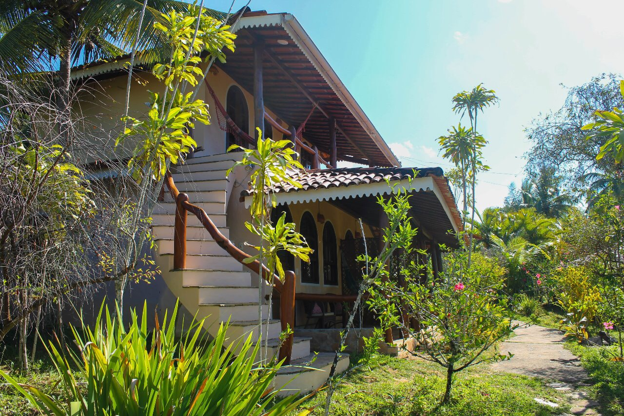 Arquitetura da pousada integrada ao paisagismo tropical