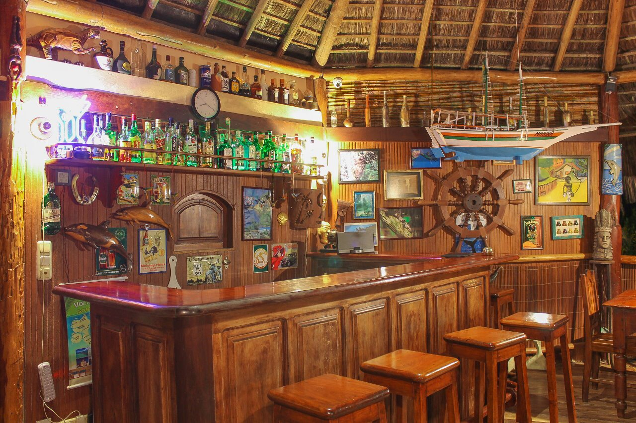 Bar lounge noturno com atmosfera acolhedora na pousada