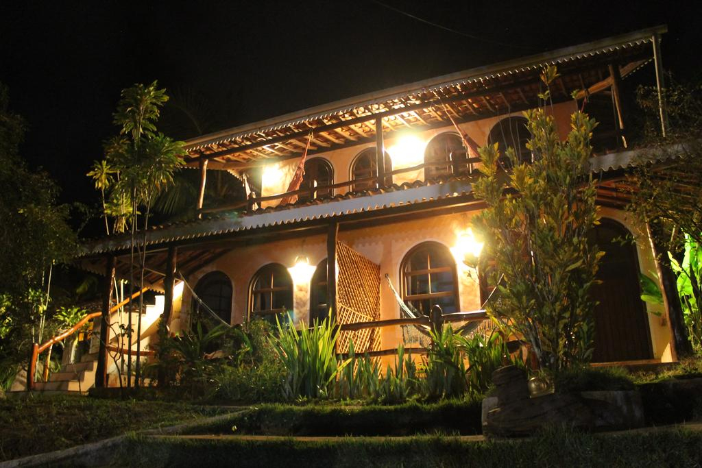 Fachada iluminada da Pousada Colibri à noite