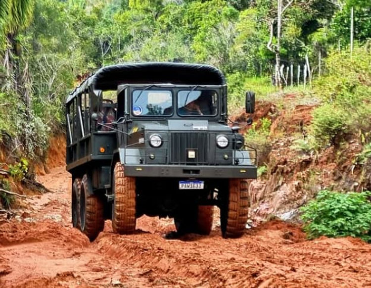 Veículo off-road em trilha de mata a caminho da Gamboa