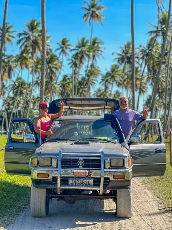 Jipe 4x4 em trilha de coqueiros a caminho de Garapuá